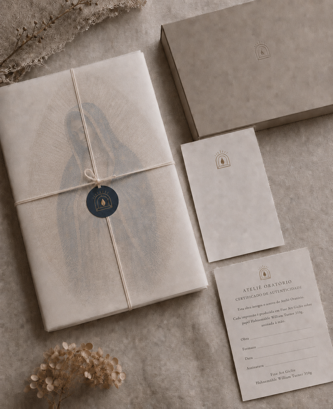 Obra embalada em papel vegetal com caixa, cartão e certificado do Ateliê Oratório